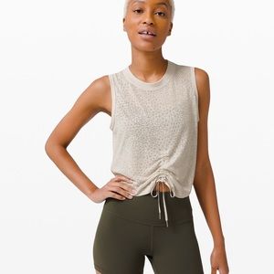 Lululemon Chinch me up front tank
